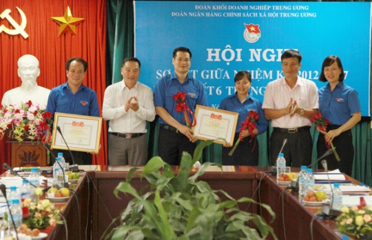 Trao Bằng khen cho các tập thể và cá nhân Đoàn thanh niên NHCSXH