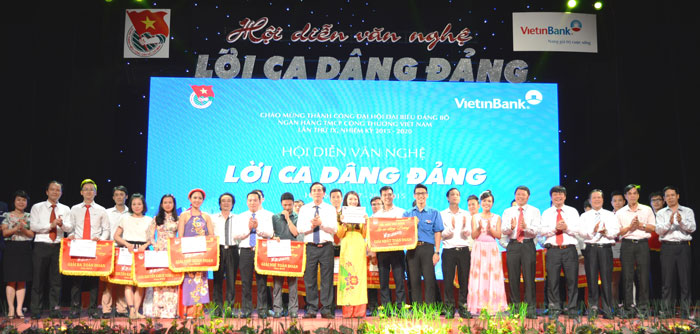 Các đại biểu và Ban giám khảo trao giải cho các đơn vị tham gia