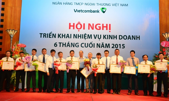 Trao tặng Giấy khen của Tổng giám đốc cho các đơn vị