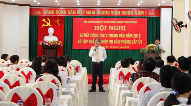 Đồng chí Hoàng Quốc Tuấn, Cục trưởng Cục lưu trữ Văn phòng Trung ương Đảng trao đổi về công tác lập hồ sơ và lưu trữ tài liệu.