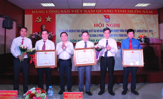Đồng chí Nguyễn Quang Dương, Phó Bí thư Thường trực Đảng ủy Khối và đồng chí Nguyễn Anh Tuấn, Bí thư Trung ương Đoàn trao Bằng khen của Thủ tướng Chính phủ cho Đoàn Thanh niên Khối DNTW.