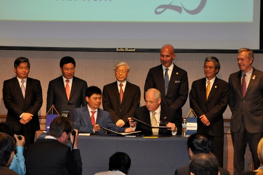 Tổng Bí thư Nguyễn Phú Trọng và các đại biểu chứng kiến Chủ tịch HĐTV Petrovietnam Nguyễn Xuân Sơn và Chủ tịch kiêm Tổng giám đốc Tập đoàn Murphy Oil Hoa Kỳ Roger W.Jenkins  ký Thỏa thuận hợp tác ngày 8/7/2015