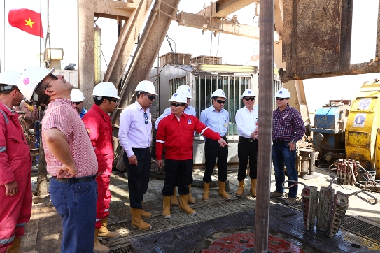 Tổng giám đốc Petrovietnam Nguyễn Quốc Khánh (áo đỏ đứng giữa) làm việc và chỉ đạo tại  khu mỏ Bir Seba - Algeria ngày 1/6/2015