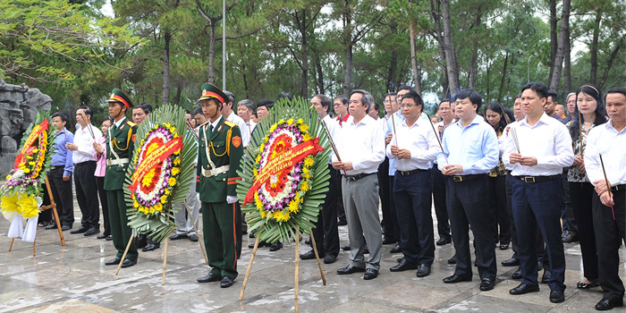 Chủ tịch HĐQT VietinBank Nguyễn Văn Thắng cùng đoàn lãnh đạo Ngân hàng Nhà nước dâng hương tại Nghĩa trang Trường Sơn