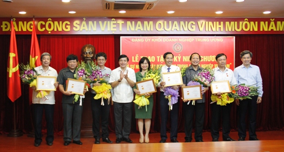 Đồng chí Bùi Văn Cường - Bí thư Đảng ủy Khối DNTW và đồng chí Nguyễn Quang Dương - Phó Bí thư Thường trực Đảng ủy Khối DNTW tặng kỷ niệm chương