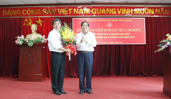 đồng chí Nguyễn Thanh Bình - Ủy viên Trung ương Đảng, Phó Trưởng Ban Tổ chức Trung ương trao Quyết định điều động chỉ định Phó Bí thư Đảng ủy Khối DNTW cho đồng chí Trần Hữu Bình