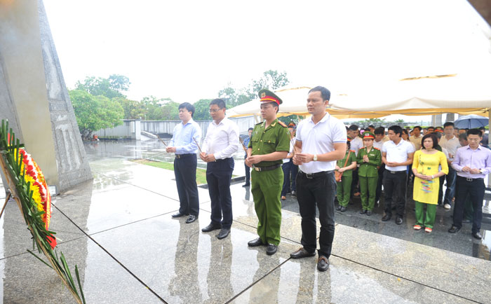 Đồng chí Nguyễn Văn Thắng - Chủ tịch HĐQT VietinBank, đồng chí Lê Đức Thọ - Tổng Giám đốc VietinBank cùng Tuổi trẻ VietinBank và C46 làm Lễ dâng hương tại Nghĩa trang liệt sĩ Quốc gia Đường 9