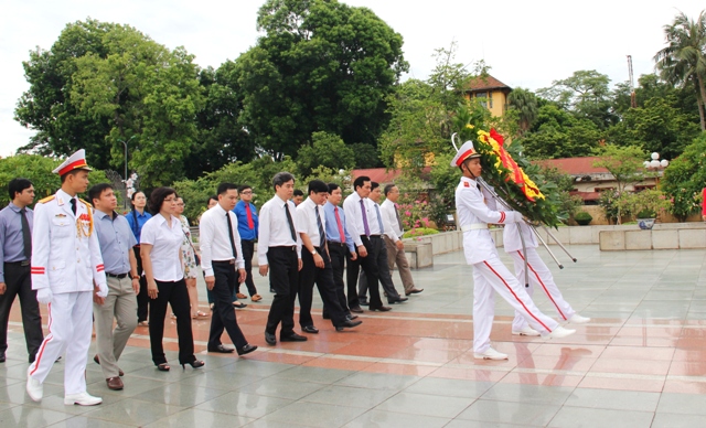 Đoàn dâng hương tại Đài Tưởng niệm các Anh hùng liệt sĩ.