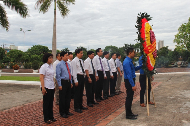 Đoàn dâng hương tại Nghĩa trang Mai Dịch.