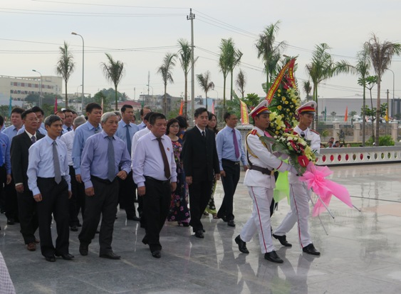 Đồng chí Nguyễn Quang Dương - Phó Bí thư Thường trực Đảng ủy Khối DNTW và đoàn đại biểu, cán bộ, đảng viên trong Đảng bộ BIDV 