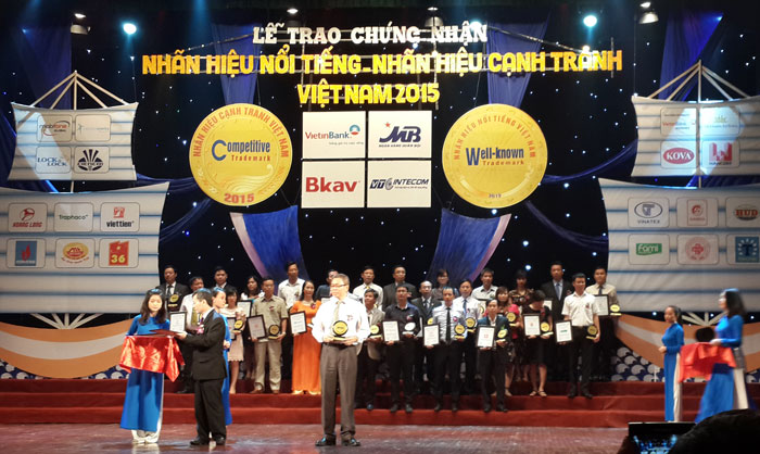 Đại diện VietinBank lên nhận giải thưởng 