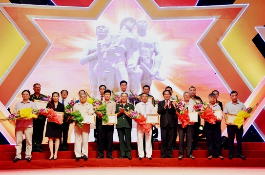 Đại diện lãnh đạo Vietcombank đón nhận sự tri ân của Ban tổ chức chương trình “Sáng mãi tên anh”