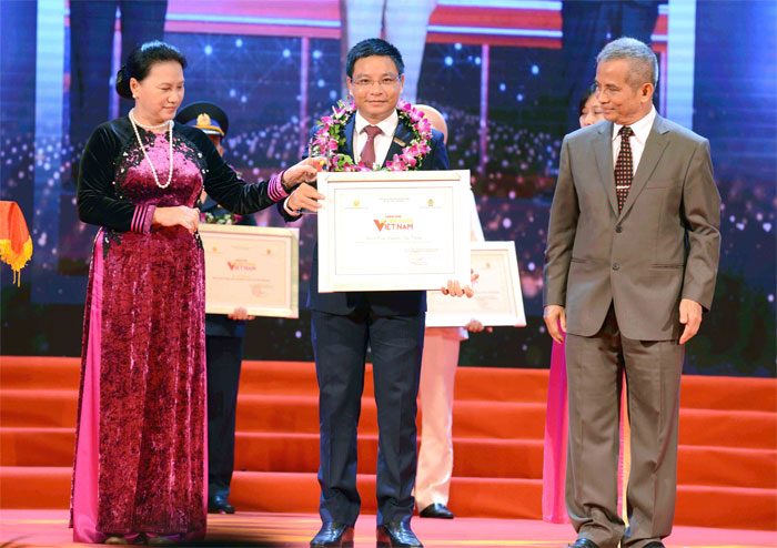 Phó Chủ tịch Quốc hội Nguyễn Thị Kim Ngân và Chủ tịch Tổng Liên đoàn Lao động Việt Nam Đặng Ngọc Tùng trao Bằng khen cho ông Nguyễn Văn Thắng 