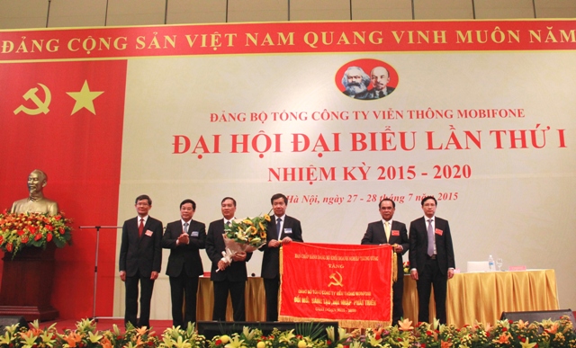 Lãnh đạo Bộ Thông tin & Truyền thông và Đảng ủy Khối Doanh nghiệp Trung ương tặng bức trướng của Đảng ủy Khối cho Đảng bộ MobiFone.