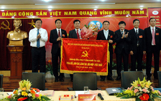 Bộ trưởng Bộ Giao thông vận tải Đinh La Thăng và Bí thư Đảng ủy Khối Doanh nghiệp Trung ương Bùi Văn Cường tặng Đại hội Đảng bộ Tổng công ty Công nghiệp Tàu thủy, nhiệm kỳ 2015 – 2020 bức trướng mang dòng chữ “Đoàn kết, dân chủ, sáng tạo, hội nhập, phát triển”
