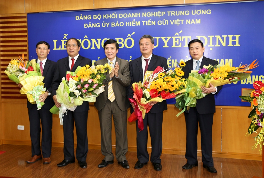 Đồng chí Bùi Văn Cường - Bí thư Đảng ủy Khối DNTW chúc mừng Đảng ủy Bảo hiểm Tiền gửi Việt Nam tại Lễ công bố Quyết định nâng cấp Đảng bộ BHTGVN thành Đảng bộ cấp trên trực tiếp của tổ chức cơ sở Đảng