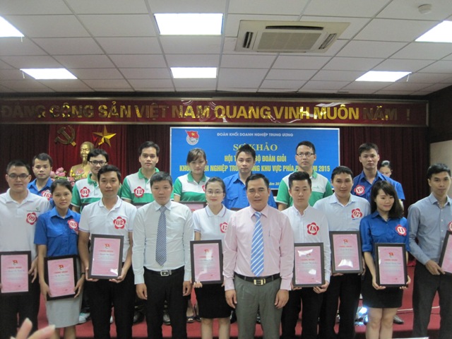 Thường trực Đoàn Khối DNTW trao Giấy  chứng nhận cho các thí sinh tham dự Hội thi.