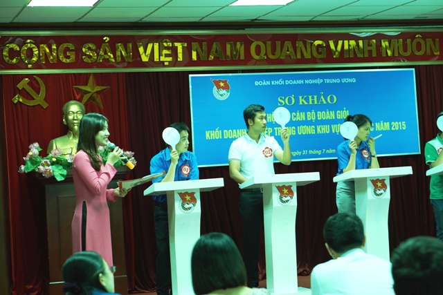 Các thí sinh tham gia phần thi trắc nghiệm.