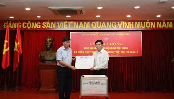 Đại diện các tập đoàn, tổng công ty, ngân hàng trong Khối tham gia ủng hộ.