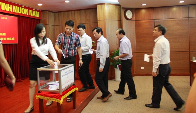 Cán bộ, công chức, viên chức Cơ quan Đảng ủy Khối tham gia ủng hộ.