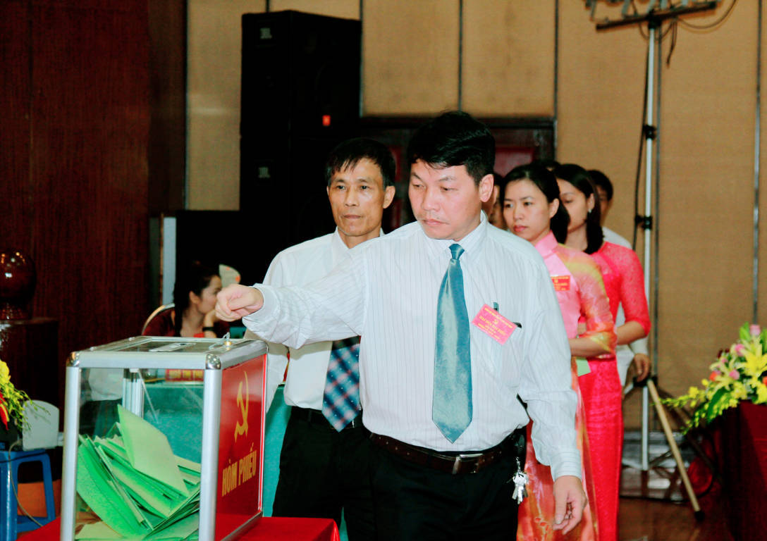 Đại biểu bỏ phiếu bầu Ban chấp hành nhiệm kỳ 2015 - 2020.