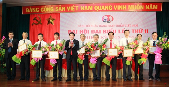 Đồng chí Bùi Văn Cường - Bí thư Đảng ủy Khối DNTW và đồng chí Trần Hữu Bình - Phó Bí thư Đảng ủy Khối DNTW trao tặng Kỷ niệm chương “Vì sự nghiệp Đảng trong doanh nghiệp Việt Nam” cho các đồng chí lãnh đạo VDB