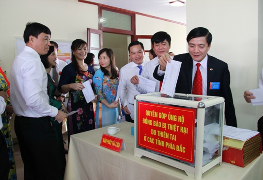 Bí thư Đảng ủy Khối DNTW Bùi Văn Cường và các đại biểu dự Đại hội ủng hộ đồng bào bị thiệt hại do thiên tai ở các tỉnh phía Bắc