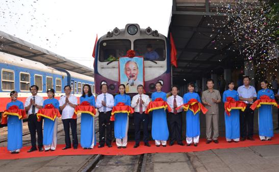 Khai trương Đoàn tàu tuyên truyền chào mừng Đại hội Đại biểu Đảng bộ Tổng công ty ĐSVN