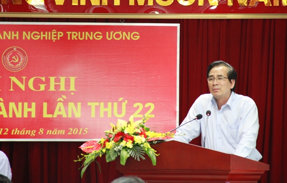 Đồng chí Trần Thanh Khê - Ủy viên BTV, Trưởng ban Tuyên giáo Đảng ủy Khối DNTW trình bày Dự thảo Báo cáo chính trị trình tại Đại hội Đảng bộ Khối DNTW lần thứ II, nhiệm kỳ 2015 – 2020