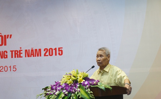 Nguyên Thứ trưởng Bộ Điện lực Vũ Hiền chia sẻ với tuổi trẻ thanh niên công nhân