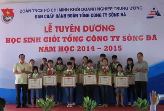 Bí thư Đảng ủy, Chủ tịch HĐTV Tổng công ty Sông Đà Dương Khánh Toàn và Phó Bí thư Đoàn Khối Doanh nghiệp Trung ương Vũ Đức Tú trao hoa và bằng khen cho các em học sinh