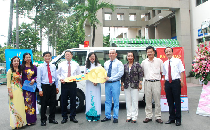 Trao tặng 1 xe cứu thương cho Bệnh viện Hùng Vương TP. HCM