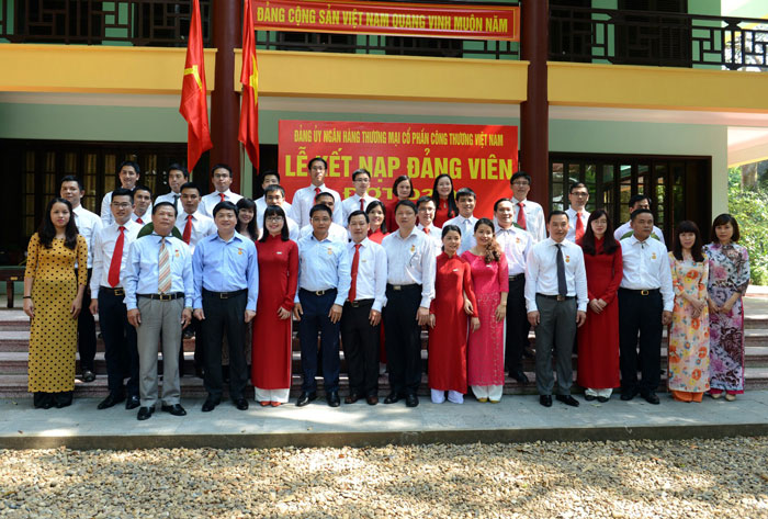 28 đảng viên mới được trao quyết định kết nạp Đảng chụp ảnh cùng các đồng chí Lãnh đạo