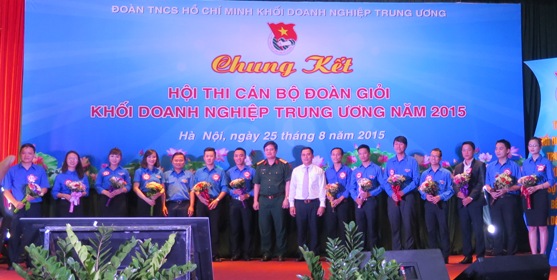Ban Tổ chức tặng hoa cho các cán bộ đoàn tham gia Hội thi