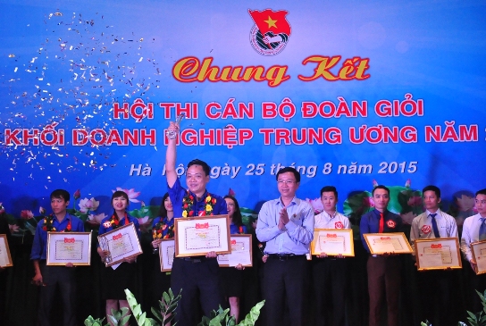 Ban Tổ chức trao giải Nhất 