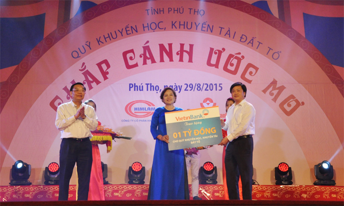 Đại diện VietinBank, Tổng Giám đốc Lê Đức Thọ trao tặng 1 tỷ đồng cho Quỹ khuyến học, khuyến tài Đất Tổ 