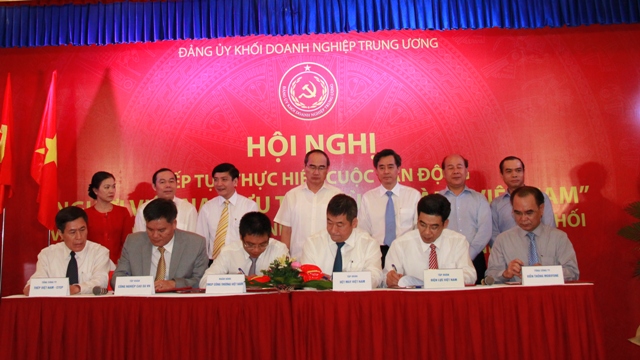 Đại diện các doanh nghiệp, ngân hàng trong Khối ký cam kết tiếp tục thực hiện Cuộc vận đồng.