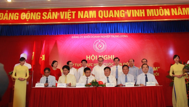 Đại diện các doanh nghiệp, ngân hàng trong Khối ký cam kết tiếp tục thực hiện Cuộc vận đồng.