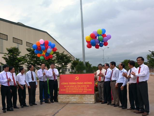 Gắn biển công trình.