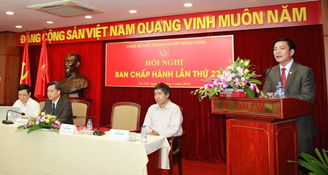 Đồng chí Bùi Văn Cường, Ủy viên dự khuyết Trung ương Đảng, Bí thư Đảng ủy Khối DNTW phát biểu tại Hội nghị.