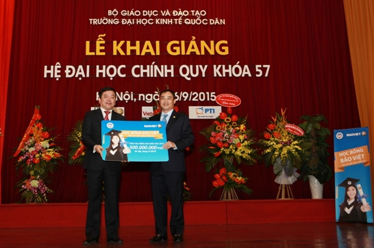 Đại diện lãnh đạo trường ĐH Kinh tế Quốc dân nhận biểu trưng học bổng Bảo Việt - Niềm tin thắp sáng Tương lai trị giá 500 triệu đồng do lãnh đạo Tập đoàn Bảo Việt trao tặng