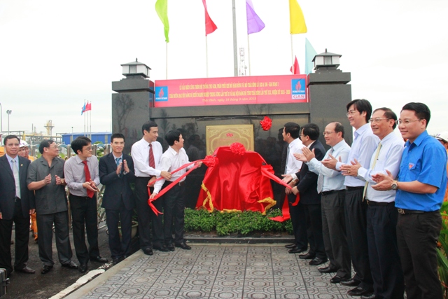 Gắn biển công trình.