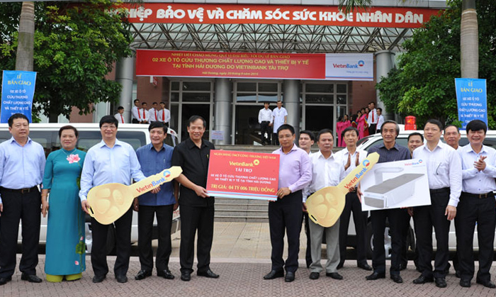 VietinBank bàn giao 2 xe ô tô cứu thương cho tỉnh Hải Dương