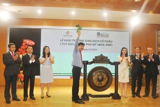 Ông Lê Cự Tân - Chủ tịch HĐQT PVFCCo đánh cồng khai trương phiên giao dịch đầu tiên của cổ phiếu PMP trên sàn HNX