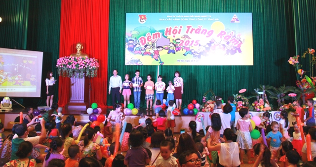 Khen thưởng các em đạt thành tích xuất sắc trong học tập.