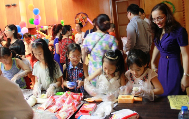Các em thiếu nhi hào hứng với trò chơi làm bánh Trung thu.