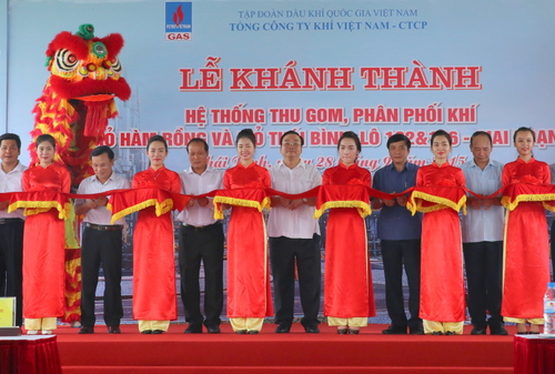 Phó Thủ tướng Hoàng Trung Hải; Bí thư Đảng ủy Khối DNTW Bùi Văn Cường và các đại biểu cắt băng khánh thành hệ thống thu gom và phân phối khí Thái Bình