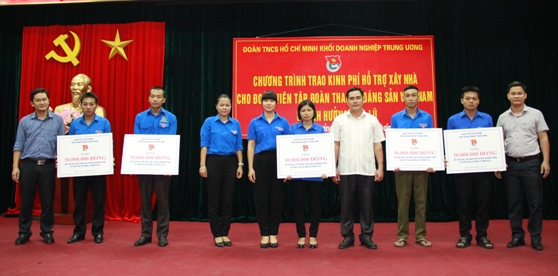 Đại diện Đoàn Khối và Đoàn Thanh niên PVN trao kinh phí hỗ trợ xây, sửa nhà cho các hộ gia đình thanh niên công nhân ngành Than bị ảnh hưởng do mưa lũ