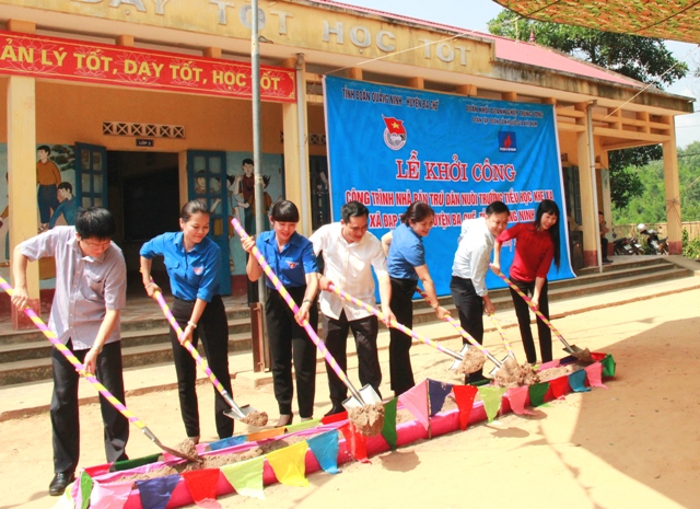 khởi công xây dựng “Nhà bán trú dân nuôi” tại điểm trường Khe Xa, trường Tiểu học xã Đạp Thanh (huyện Ba Chẽ, tỉnh Quảng Ninh)