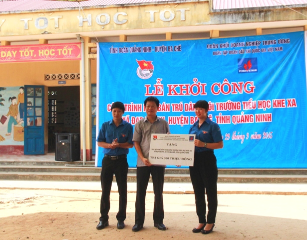 Đoàn Thanh niên PVN trao số tiền 300 triệu đồng hỗ trợ xây dựng công trình nhà bán trú dân nuôi với